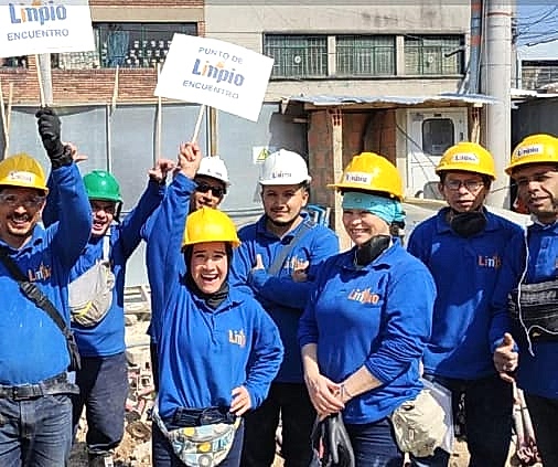 Equipo de operarios de Limpio uniformados y con casco en Bogotá