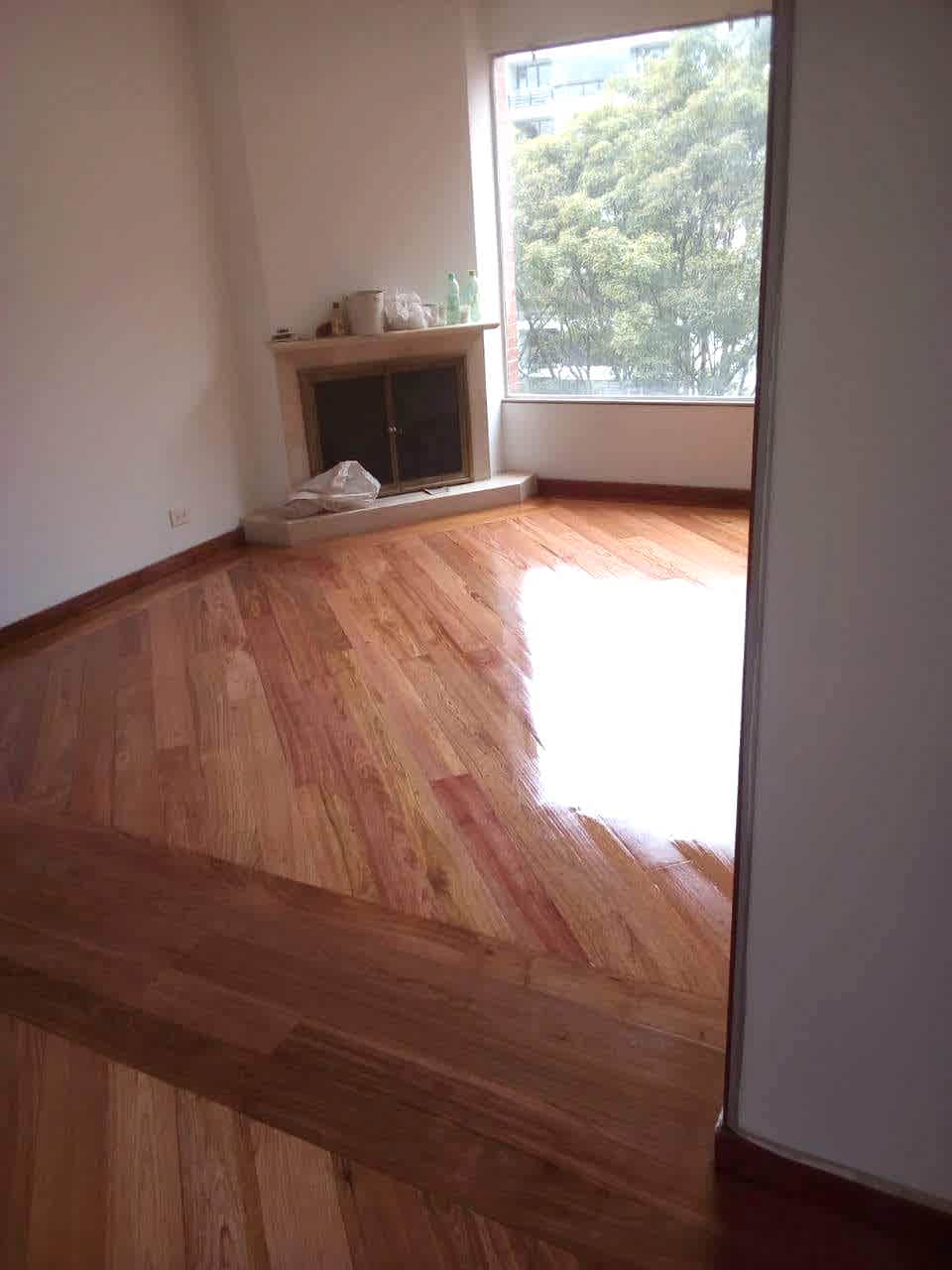 Piso de madera recién brillado por Limpio en un apartamento de Bogotá